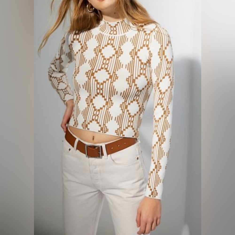 Urban outfitters XS woman’s cropped gold and white knit long sleeve sweater.